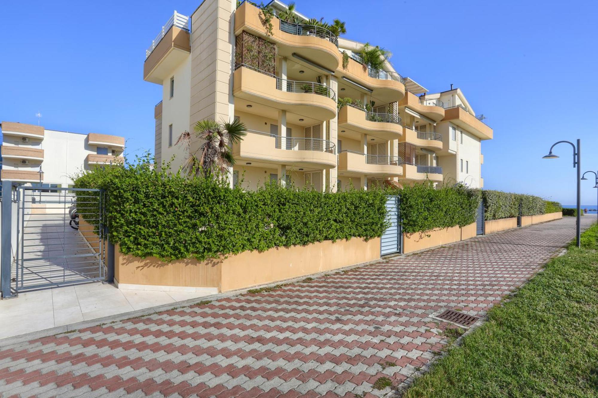 Mazzarosa Residence Roseto Degli Abruzzi Buitenkant foto